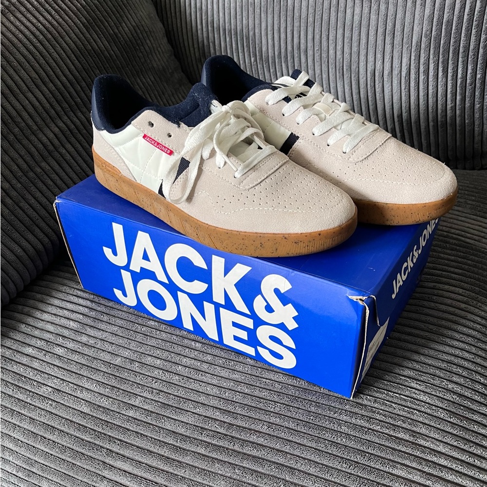 Mens sz 10. A little snug, but never been worn.